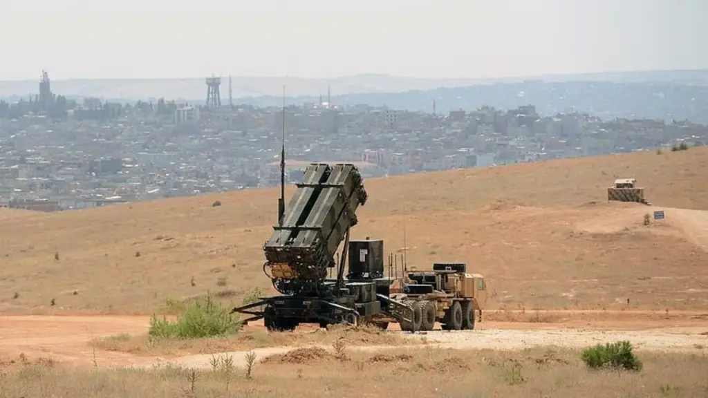 NATO lần đầu bắn hạ tên lửa Iran